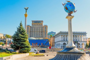 Kyiv, Ukrayna - 9 Ekim 2024: Kyiv 'deki Bağımsızlık Meydanı ve Dünya Anıtı