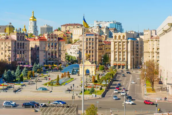 Kyiv, Ukrayna - 9 Ekim 2024: Bayrak ve Şehir Genel Görünümü ile Bağımsızlık Meydanı