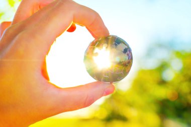 Parlak Güneş Işığı Arkaplanına Karşı Elle Tutma Bulmacası