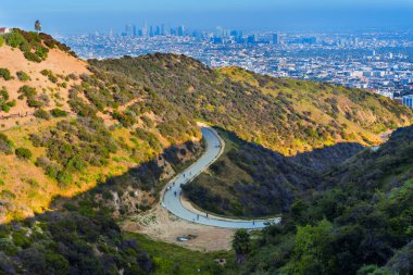 Runyon Kanyonu 'ndan Los Angeles Skyline ile Sarmal Yol