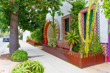 Santa Barbara, California - April 20, 2024: Charming Streetscape Featuring Colorful Building in Santa Barbara clipart