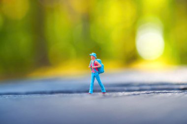 Yumuşak Arkaplan Bulanıklığıyla Doğada Minyatür Yürüyüşçü