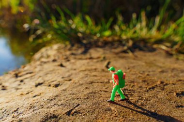 Riverbank 'te Solo Hiker Figürü