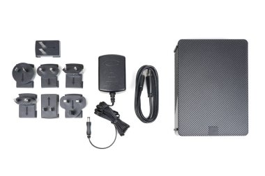 Güç Adaptörlü Harici HDD ve Beyaz Arkaplanda Eklentiler