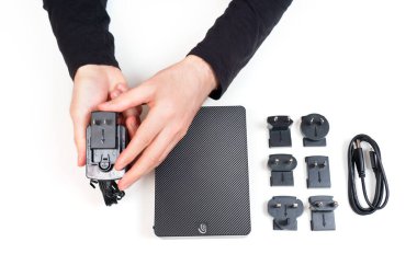 Kyiv, Ukrayna - 23 Ekim 2024: Hands Holding Adapter with Harici Seagate Hard Drive and Accessories