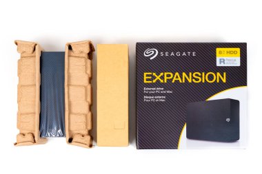 Kyiv, Ukrayna - 23 Ekim 2024: Seagate Expansion Harici Disk Paketleme Detaylı Görünümü