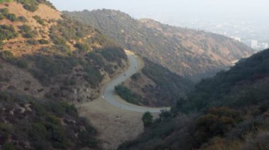 Runyon Canyon Parkı 'nda virajlı yol, Los Angeles manzarası sunuyor..