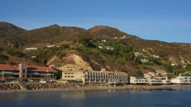 Malibu, California - 29 Kasım 2024: Malibu kıyı şeridi boyunca evleri ve tepeleri olan panoramik manzara.