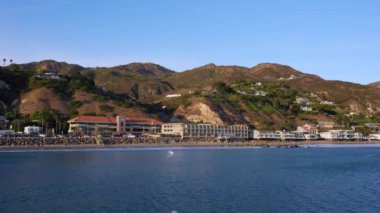 Malibu, California - 29 Kasım 2024: Malibu kıyı şeridi Yuvarlanan tepelere karşı evler.