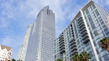 Los Angeles, California - 4 Aralık 2024: ABD Merkez Bankası Kulesi, Gaz Şirketi Kulesi ve Pershing Meydanı 'ndaki palmiye ağaçlarıyla çevrili Park Fifth Tower' ın tepeden tırnağa görüntüsü.