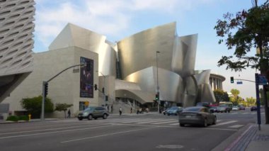 Los Angeles, Kaliforniya - 4 Aralık 2024: Los Angeles 'ta Walt Disney Konser Salonu' nu sergileyen modern mimari, benzersiz tasarımı ve kentsel yapısını vurguluyor..