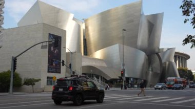 Los Angeles, Kaliforniya - 4 Aralık 2024: Los Angeles 'taki Walt Disney Konser Salonu' nun yakınından geçen yayalar, şehir yaşamını ve mimarisini yakalıyorlar..