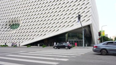 Los Angeles, Kaliforniya - 4 Aralık 2024: Los Angeles şehir merkezinin canlı kentsel ortamını sergileyen, oradan geçen araçların ve ziyaretçilerin bulunduğu yer.