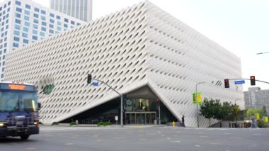 Los Angeles, Kaliforniya - 4 Aralık 2024: Los Angeles şehir merkezindeki Broad Müzesi 'nin geniş görünümü, benzersiz mimari maskaralığı önündeki trafik işaretleri ve araçlar.