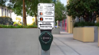 Los Angeles, Kaliforniya - 4 Aralık 2024: Los Angeles 'ta yaya sinyal düğmesine yakın çekim, geçiş talimatları ve kentsel güvenlik tedbirlerinin altı çizili.