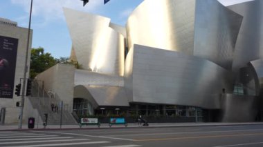 Los Angeles, Kaliforniya - 4 Aralık 2024: Walt Disney Konser Salonu 'nun girişi, Los Angeles' taki çarpıcı mimarisini ve kentsel çevresini gözler önüne seriyor..