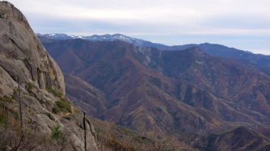 Kaliforniya 'daki sisli dağ vadileri ve tepelerin geniş manzarası.