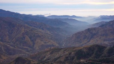 Three Rivers, California - 30 Kasım 2024: Kaliforniya 'daki Sequoia Ulusal Parkı' ndaki sis kaplı dağ vadisinin geniş manzarası.