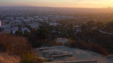 Los Angeles 'ın büyüleyici altın saat manzarası Runyon Kanyonu' nun manzarasını ve vadilerini aydınlatıyor..
