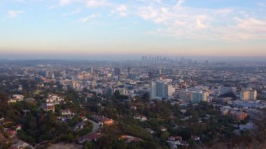 Çarpıcı panoramik manzara Los Angeles gökdelenini ve Runyon Canyon 'daki mahalleleri yakalıyor..
