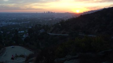 Los Angeles, Kaliforniya - 3 Aralık 2024: Runyon Canyon 'dan Los Angeles' ı aydınlatan gün batımı manzarası.