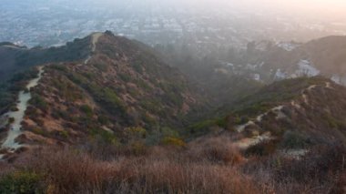 Runyon Kanyonu 'ndan geniş açı görüntüsü, Los Angeles' ın üzerindeki yolları ve çevresindeki manzarayı vurguluyor..