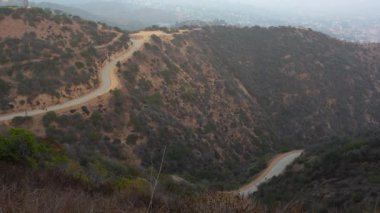 Runyon Canyon 'daki dolambaçlı terasların manzarası yürüyüşçülerin manzaralı bir doğa deneyimi..