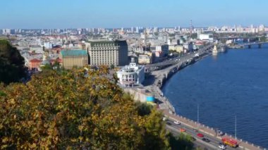 Kyiv, Ukrayna - 9 Ekim 2024: Kyiv 'deki Poshtova Meydanı ve Podil ilçesinin panoramik manzarası, nehir kenarı mimarisi ve canlı şehir atmosferini gözler önüne seriyor.