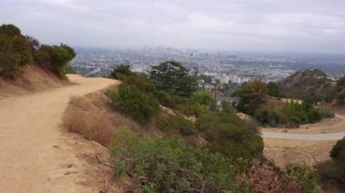 Runyon Kanyonu 'ndan çekilen Los Angeles siluetinin çarpıcı panoramik görüntüsü.
