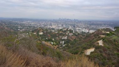 Los Angeles 'ın dinamik hava manzarası Runyon Canyon Parkı' ndan kentsel yayılma ve tepe arazisini bulutlu bir günde gösteriyor..
