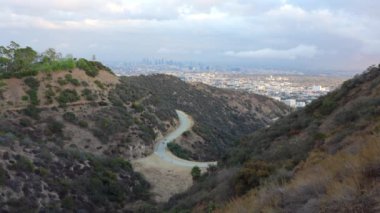 Dinamik manzara, Los Angeles üzerinde sürüklenen bulutlar Runyon Kanyonu 'nun tepeleri ve silindir çizgileri..