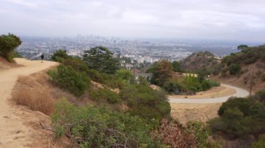 Los Angeles, Kaliforniya - 13 Aralık 2024 Runyon Canyon Park 'tan Los Angeles gökdeleni.