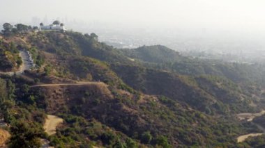 Griffith Park 'ın panoramik manzarası yemyeşil ve dolambaçlı yolları gösteriyor..