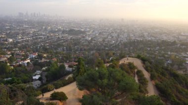Griffith Park 'ın güzel manzarası gün batımında şehrin ufuk çizgisini gösteriyor..