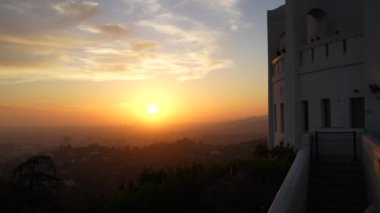 Griffith Gözlemevi 'nden Los Angeles ufuk çizgisini aydınlatan altın gün batımı manzarası.
