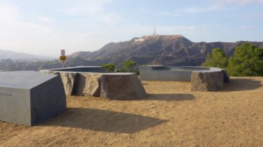 Los Angeles, Kaliforniya - 14 Aralık 2024: Tiffany & Co. Foundation Overlook 'daki sahne bakış açısı, arka planda Hollywood tabelasının yer aldığı.
