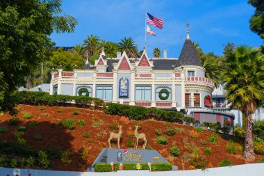 Los Angeles, Kaliforniya - 24 Aralık 2024: Los Angeles 'ta Noel süsleriyle Sihirli Kale