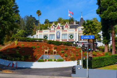 Los Angeles, Kaliforniya - 24 Aralık 2024: Los Angeles 'taki Sihirli Şato Noel Kutlamaları İçin süslendi