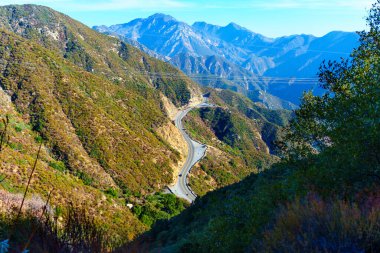 Eğri Yol Görkemli Kaliforniya Dağları ile çevrili