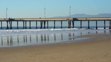 Venedik Balık İskelesi 'nin panoramik manzarası kumlu sahilden başlayıp uzak dağlarla okyanusa, berrak bir gökyüzünün altına doğru uzanıyor..