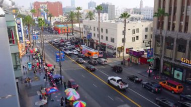 Los Angeles, California - 24 Aralık 2024: Los Angeles 'ta trafik ve renkli pazar şemsiyeleriyle dolu Hollywood Bulvarı.