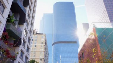 Şehir Merkez Bankası binası ve camdan gökdelenden başlayan dikey manzara Los Angeles MOCA avlusundaki havuza iniyor..