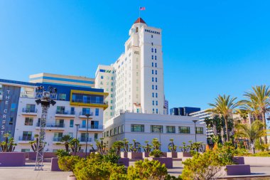 Long Beach, California - 15 Ocak 2025 Fairmont Breakers Oteli Long Beach Crest 'in yanında