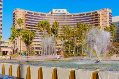 Long Beach, California - 15 Ocak 2025: Palm Trees ile çevrili Westin Hotel Fountain Manzarası