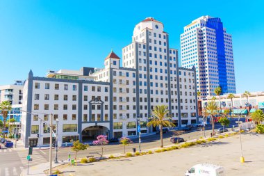 Long Beach, California - 15 Ocak 2025 Long Beach 'teki Ocean Center Apartmanları ve Wells Fargo Binaları