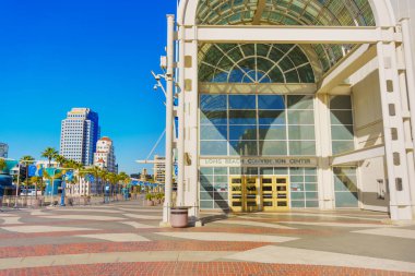 Long Beach, California - 15 Ocak 2025 Long Beach Kongre Merkezi Şehir Arkaplanı Girişi