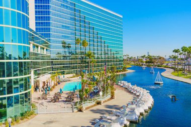 Long Beach, California - 15 Ocak 2025 Hyatt Regency with Pool and Waterway View
