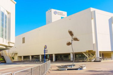 Long Beach, California - 15 Ocak 2025 Hyatt Regency Exterior with Artistic Light Pole