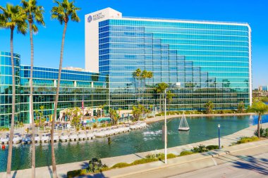 Long Beach, California - 15 Ocak 2025: Hyatt Regency with Scenic Waterway View