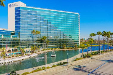 Long Beach, California - 15 Ocak 2025 Hyatt Regency with Waterway and Palm Trees